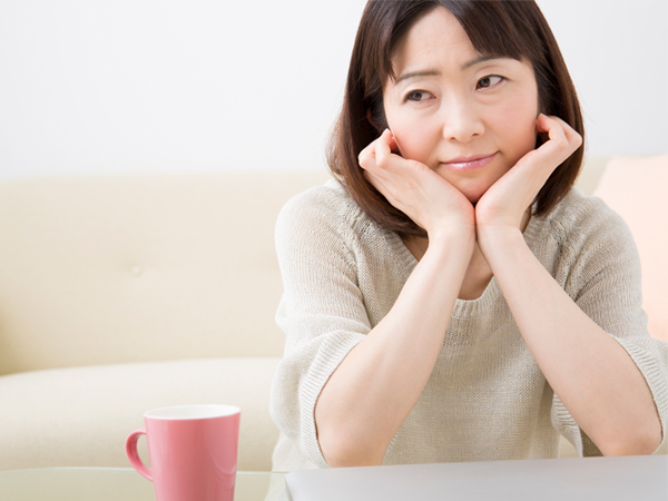 左右の顔の筋肉の大きさが変わり顔にゆがみがでる